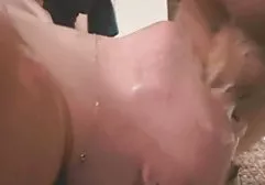 Zerriss einen russischen Einfaltspinsel auf porn filme free einem weichen Sofa